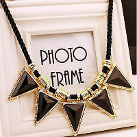 collier triangle de cristal